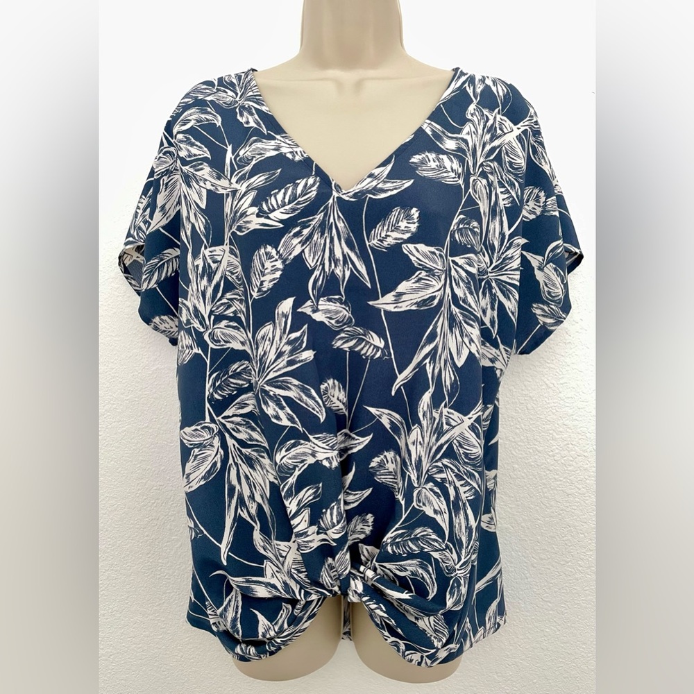 West Kei Leah Blue and White Floral Short Sleeve V-Neck Blouse Sz Large